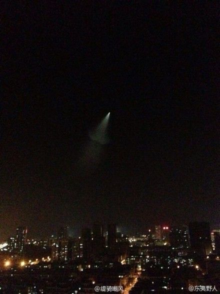 Vật thể lạ phát sáng trên bầu trời Trung Quốc tối 13/5.